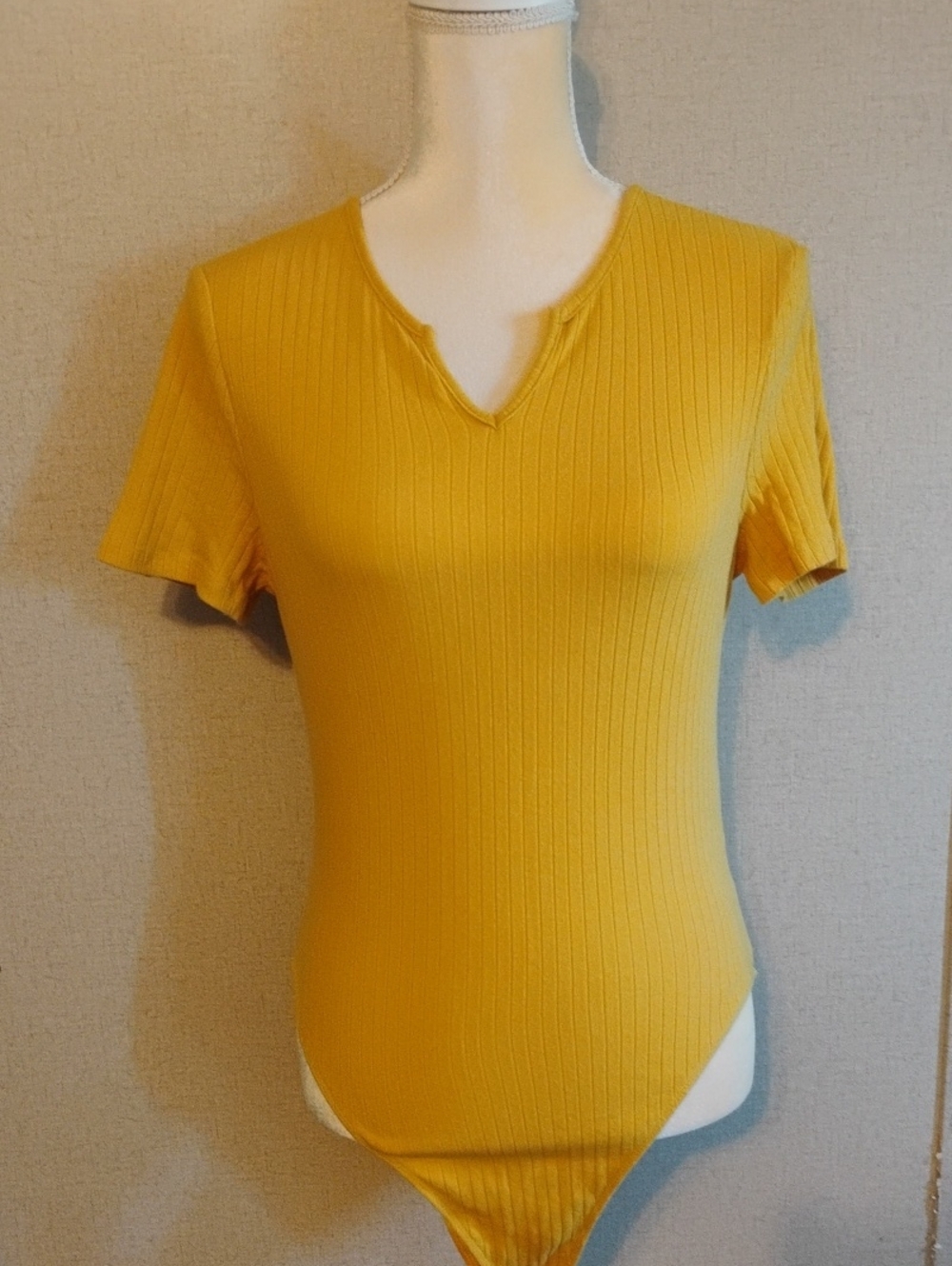 5/$20 Shein XL Mustard Ribbed V-Neck Short Sleeve Bodysuit